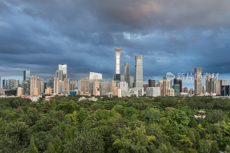 北京绿荫之上的城市天际线奇观