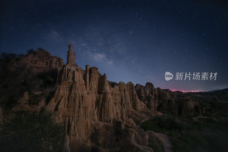 中国云南元谋浪巴铺土林星空背景