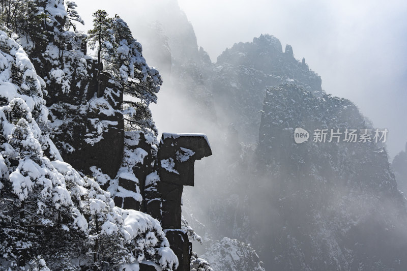 雪后黄山奇峰与苍松景观——仙人晒靴