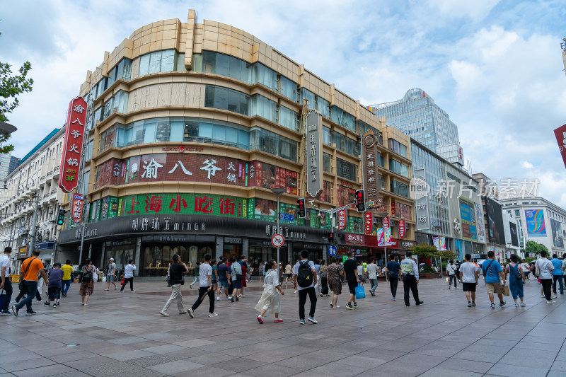 上海市黄浦区南京路步行街上休闲的游客