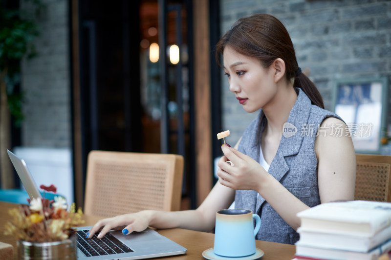 在室内使用电脑办公的亚洲白领女性