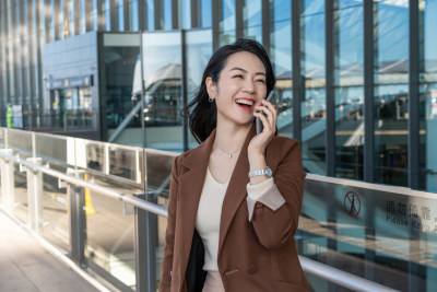 商务女士在机场打电话