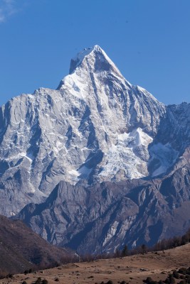 在巴郎山远眺四姑娘山