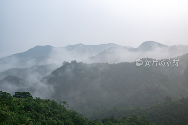 河北金山岭万里长城清晨山脉晨雾