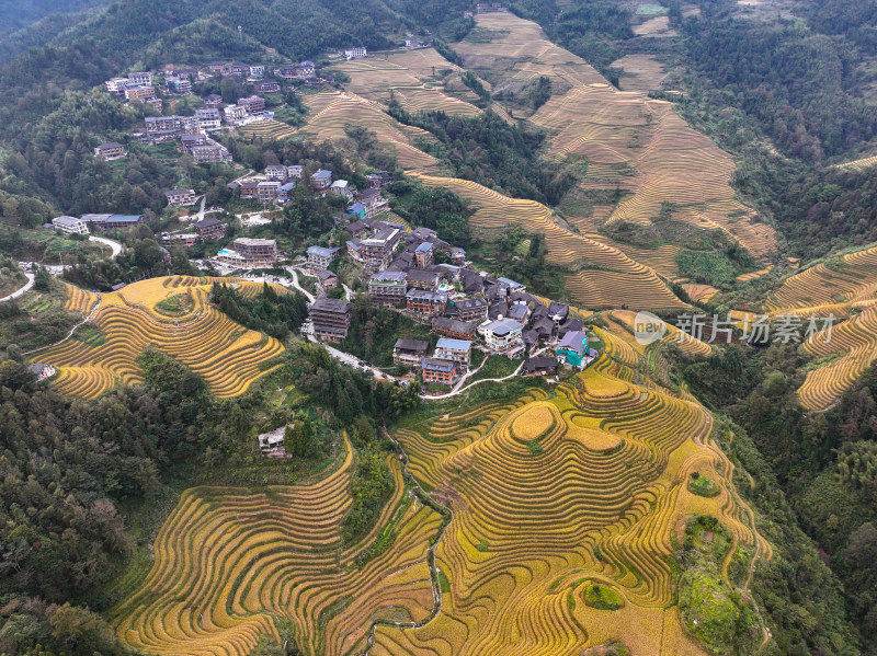 俯瞰山间错落有致的村庄与层层梯田