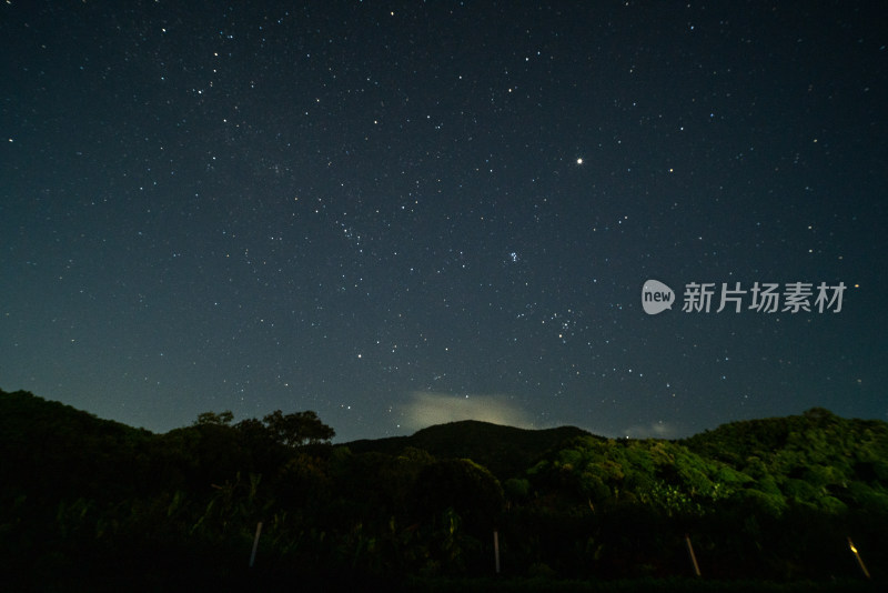 户外山林夜空繁星密布的景象