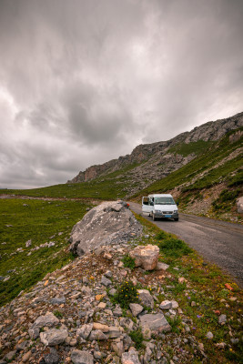 蓝天白云草原山峰公路