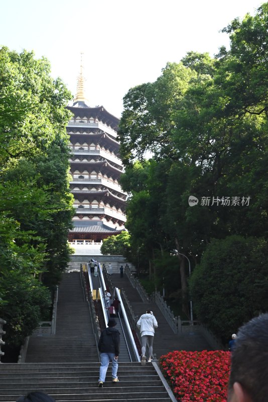 杭州雷峰塔古色古香的多层古塔建筑景观