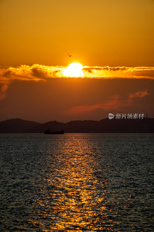 山东烟台东山栈桥海上日出海天相接一色景观