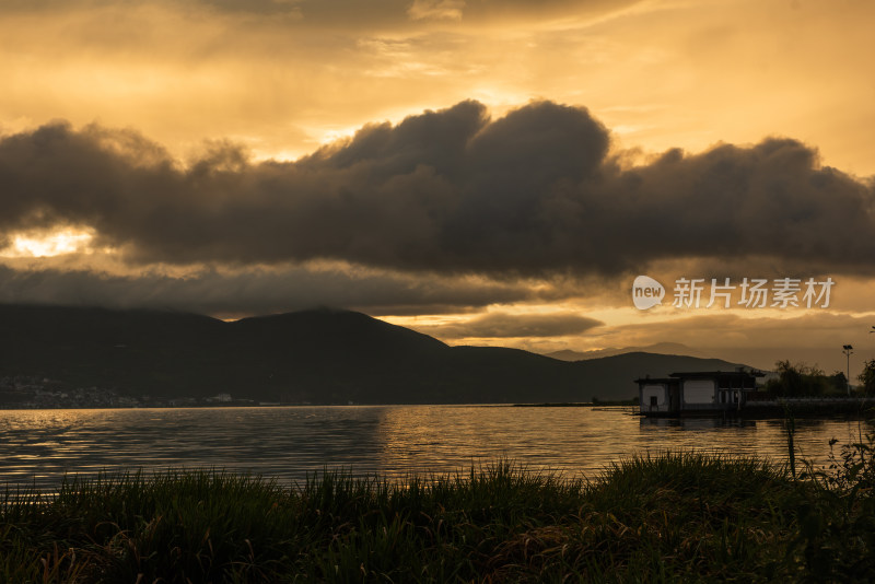 大理日出朝霞