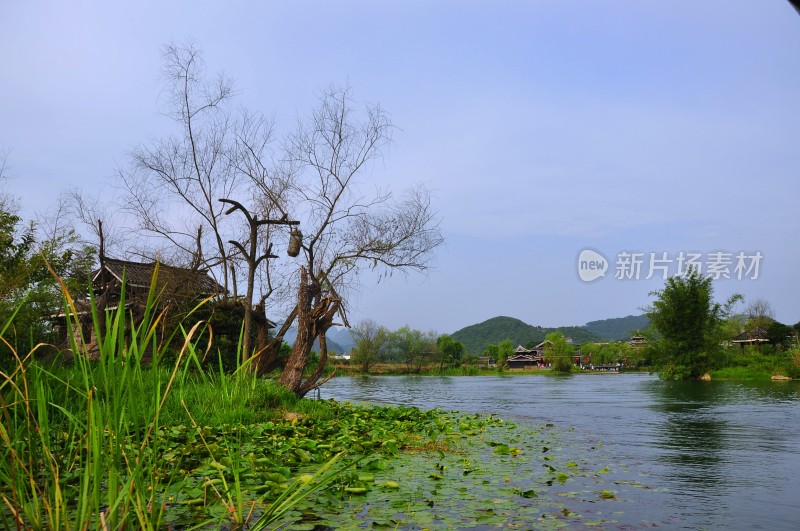 桂林世外桃源河水悠悠游船两岸风光优美