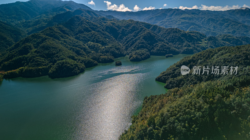 航拍山林间的碧绿湖泊