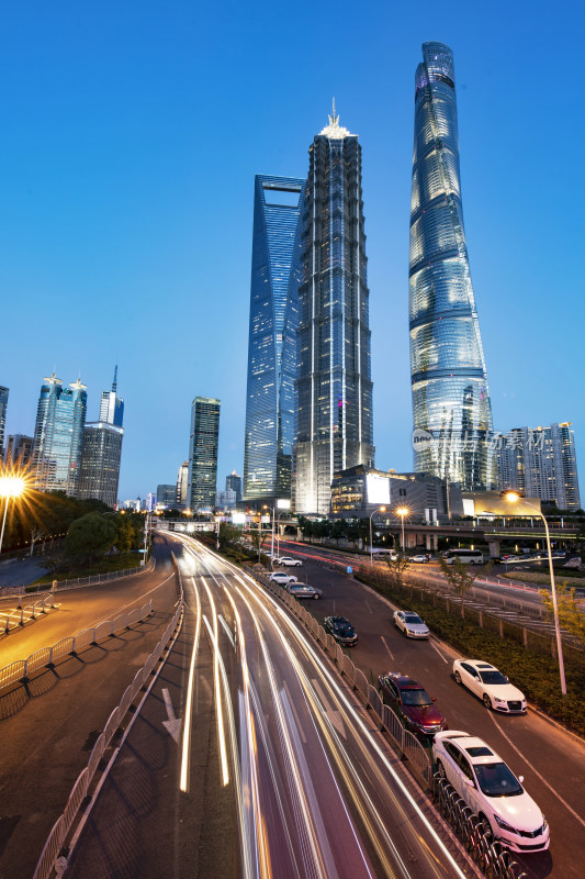 上海陆家嘴城市高楼与街道车流夜景