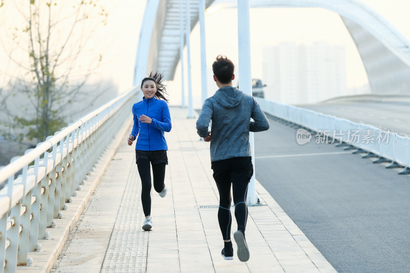 青年男女户外慢跑