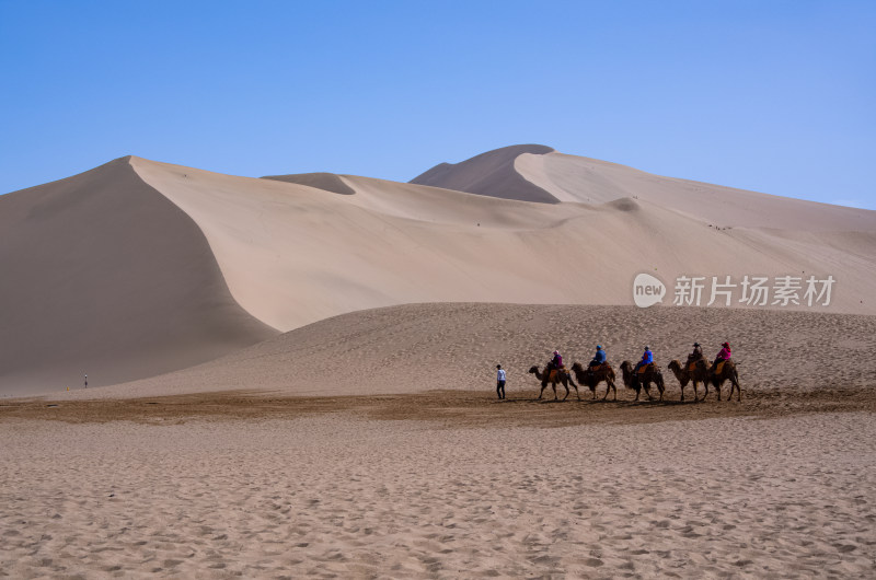 甘肃敦煌鸣沙山月牙泉旅游景区沙漠风光