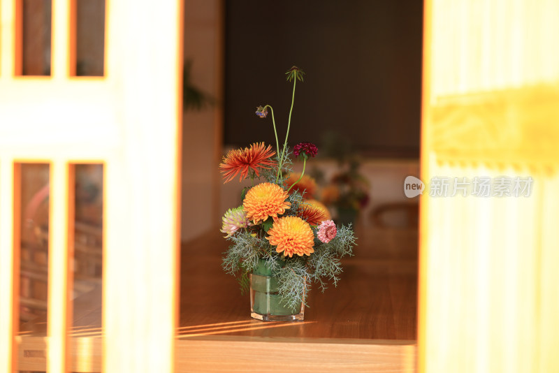 室内花瓶里的菊花