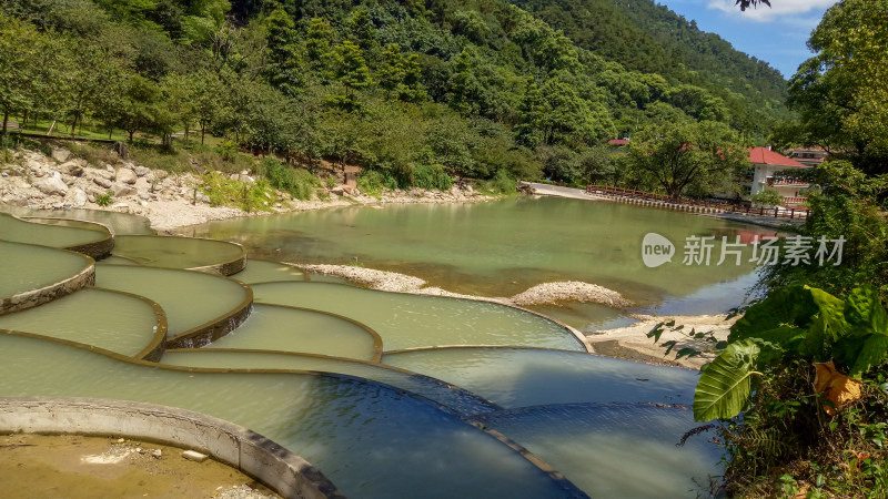 山间池塘与绿植景观