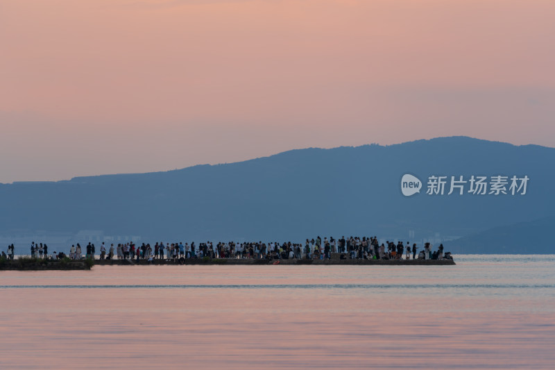 昆明滇池海晏村湖畔人群赏景黄昏景象