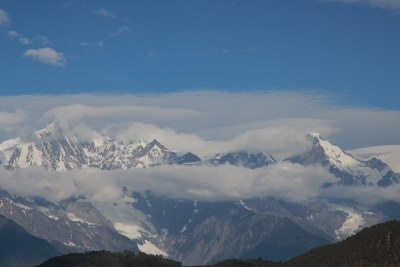 晴天大气壮阔的梅里雪山