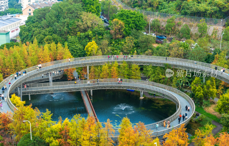 福州福道行人漫步山林间环形步道