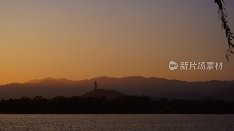 黄昏时分山峦与天空景色