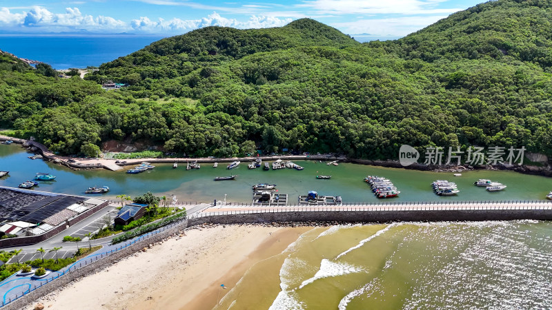 航拍海边渔船大海海洋风景