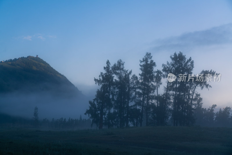 新疆喀纳斯梦幻般的晨雾景观