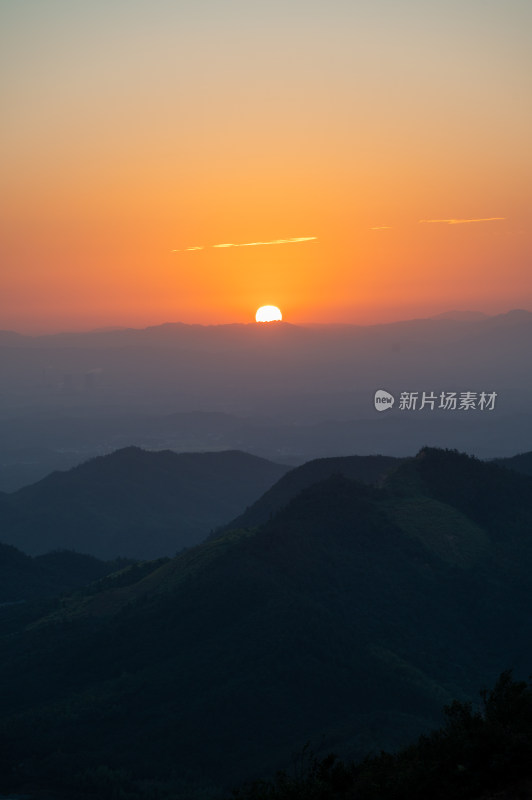 高山金色日出