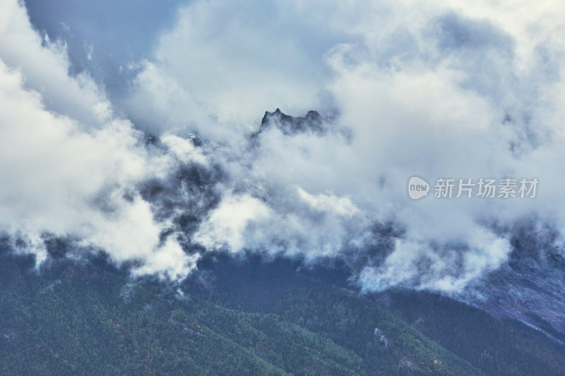 云海中的玉龙雪山