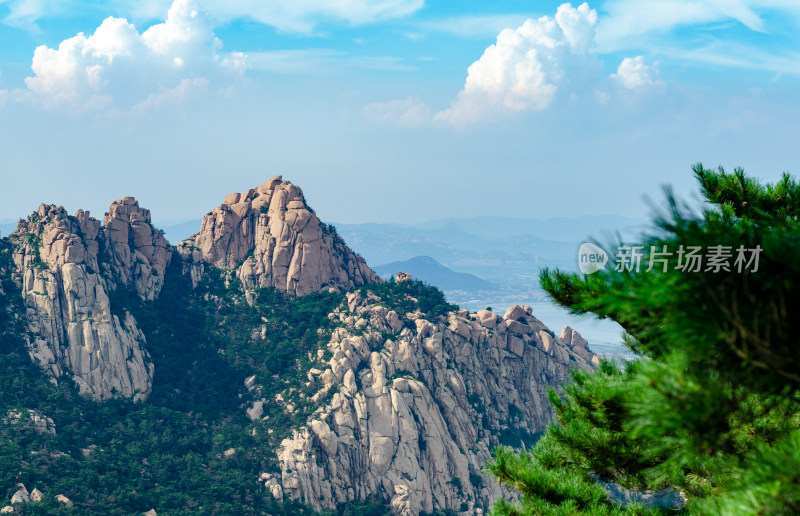 青岛崂山仰口景区,蓝天白云山峰绿树