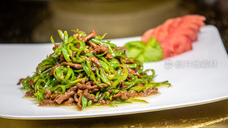 桌上盘子里的食物青椒肉丝的特写镜头