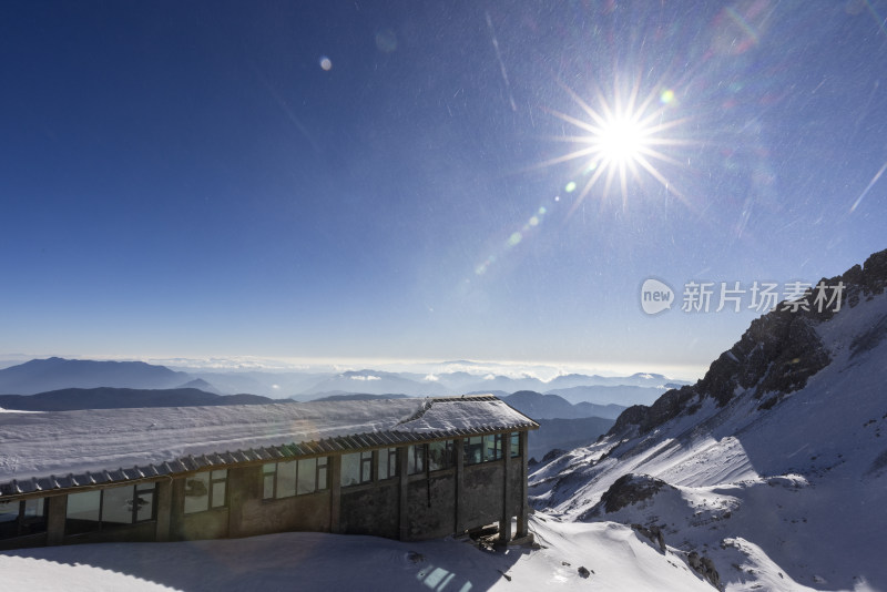 冬天雪地里白雪覆盖的房屋