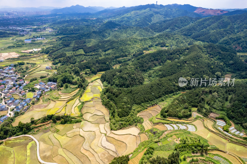 蓝天白云山川乡村农田航拍摄影图