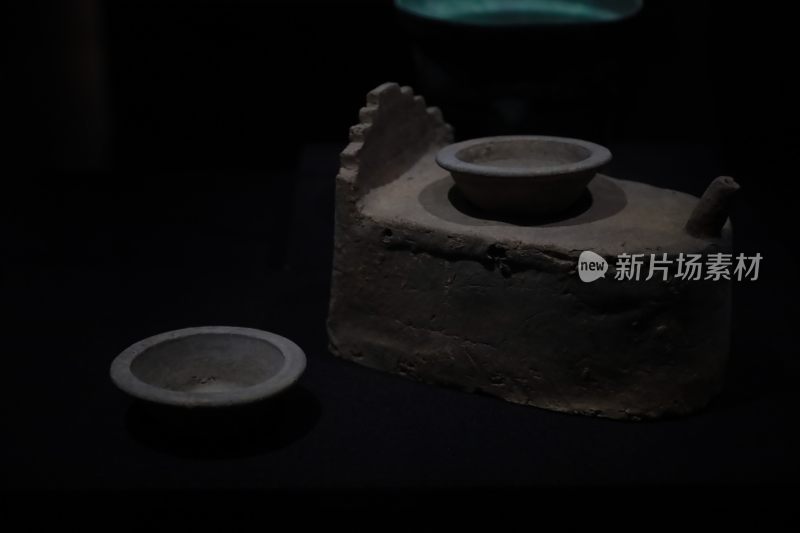 古代陶制炊具静物展示