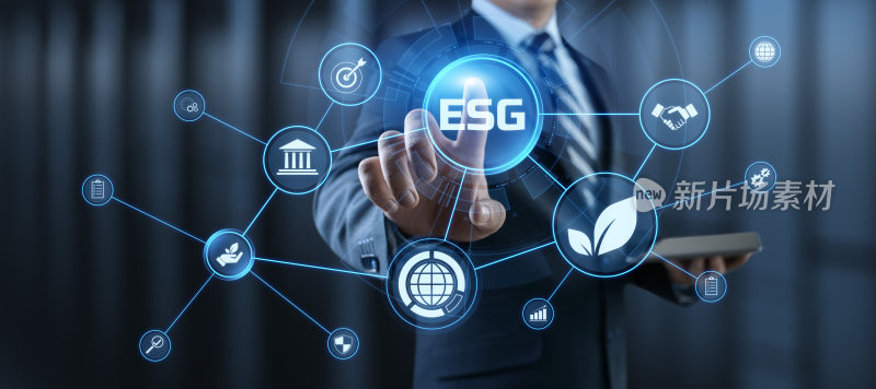 商务人士触摸ESG概念虚拟界面