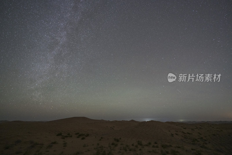 沙漠中的璀璨星空夜景