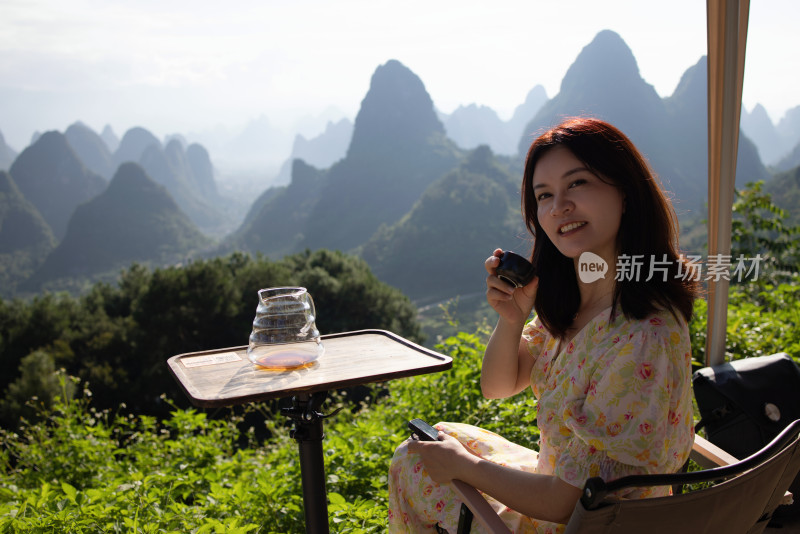 美丽的年轻女子在桂林旅行 咖啡店喝咖啡