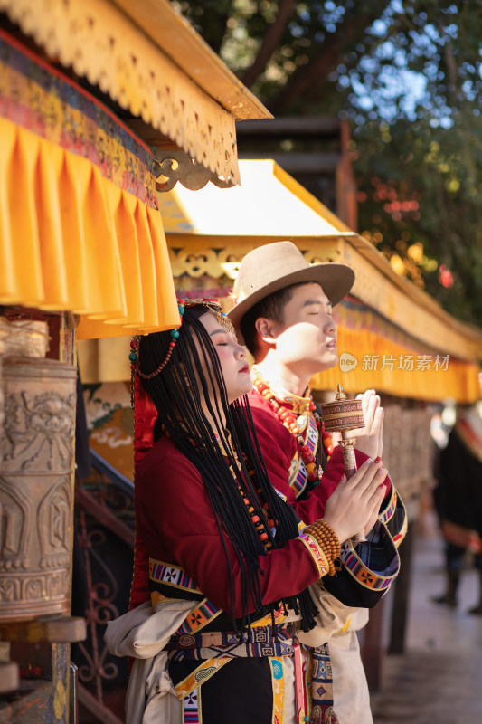 中国拉萨布达拉宫的少数民族藏族情侣