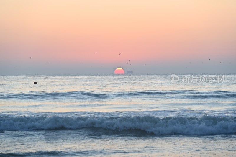 青岛仰口浴场的日出