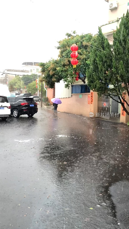 东莞城中村老旧院落台风雨天