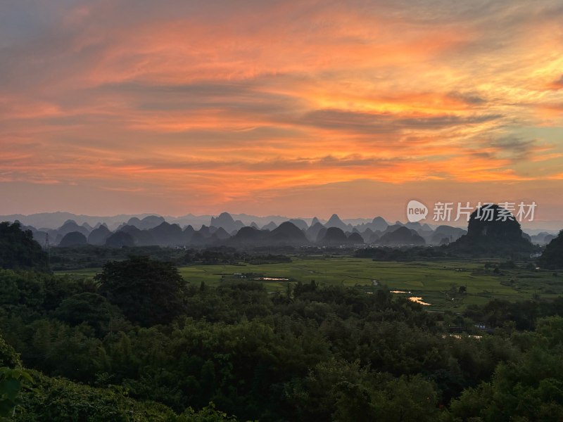 夕阳下桂林壮美的喀斯特群山与广袤田野风景