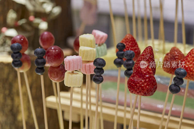 自助餐厅甜品餐台上的水果糖果串串