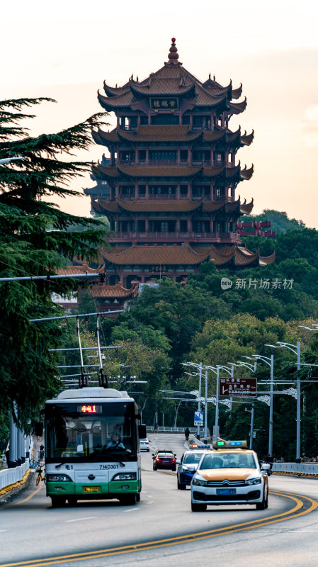 黄昏夕阳晚霞中的武汉长江大桥黄鹤楼景观