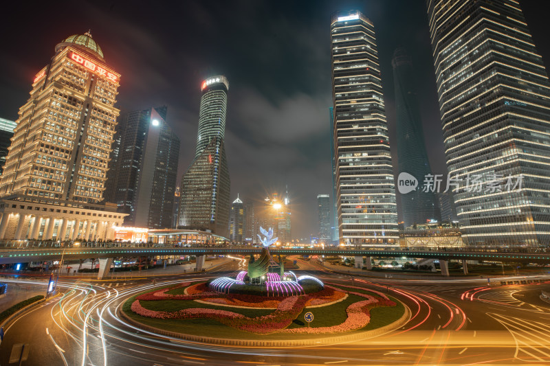 上海陆家嘴城市建筑夜景交通车流光轨慢门