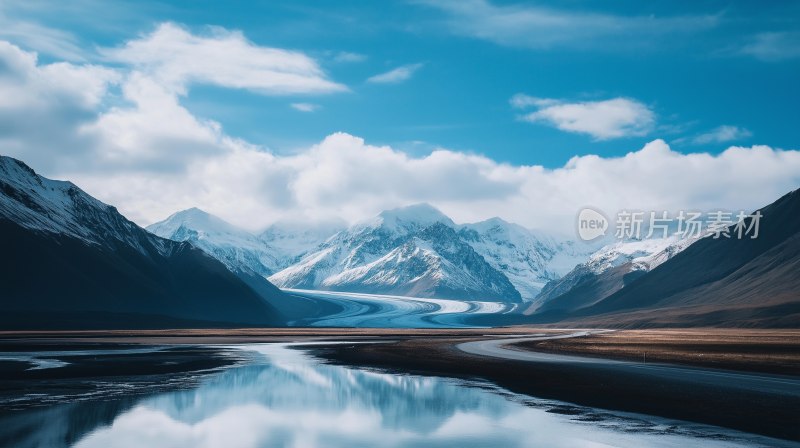 雪山冰川与平静湖面风景