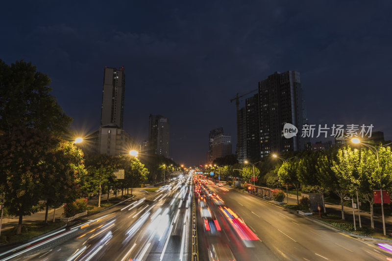 城市道路夜景车流长曝光画面