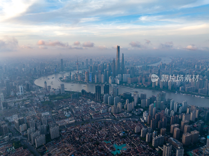 城市高空鸟瞰繁华都市与河流全景