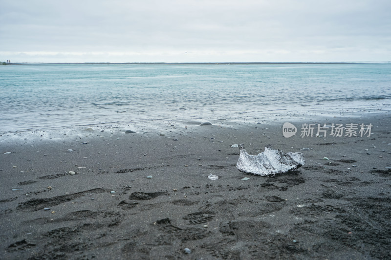 冰岛，钻石沙滩/黑沙滩，晶莹剔透的冰块