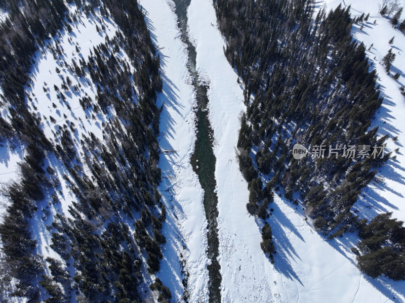 新疆阿勒泰喀纳斯雪景神仙湾晨雾雪山森林