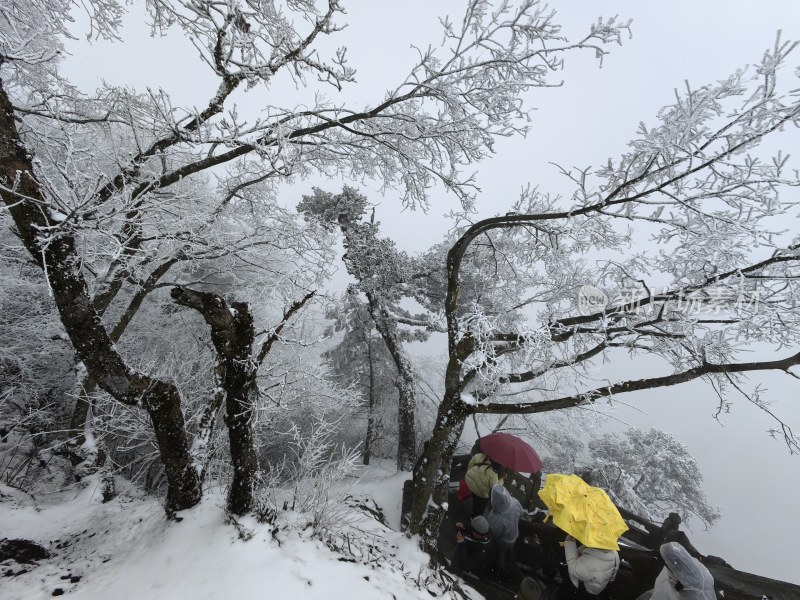 湖北武当山景区金顶冬季大雪登山游客